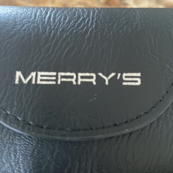 🕶Merry’s Gold ☀️Tone Sunglasses 🕶 - Picture 3 of 6